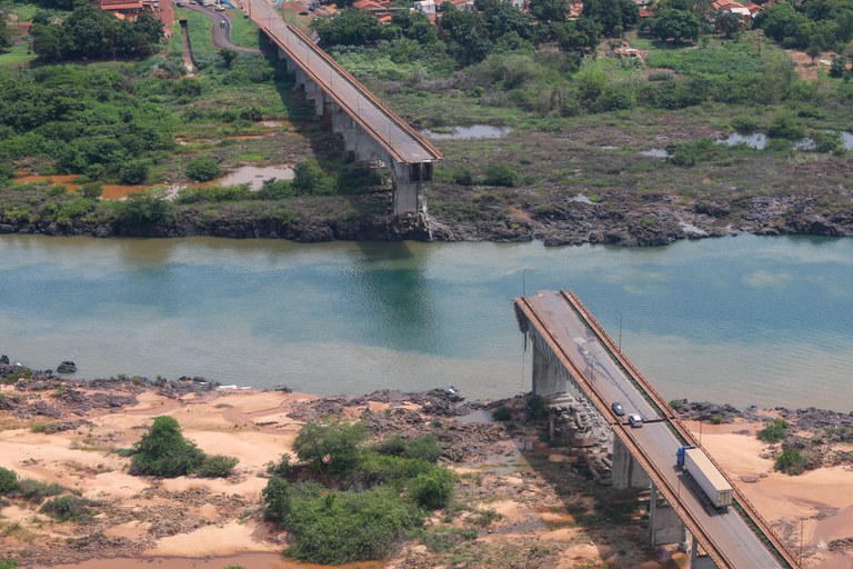 Tanques com ácido sulfúrico e pesticidas caem no Rio Tocantins após desabamento de Ponte; monitoramento indica baixo risco de contaminação