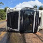 Carreta tomba e deixa motorista gravemente ferido em Açailândia (MA)
