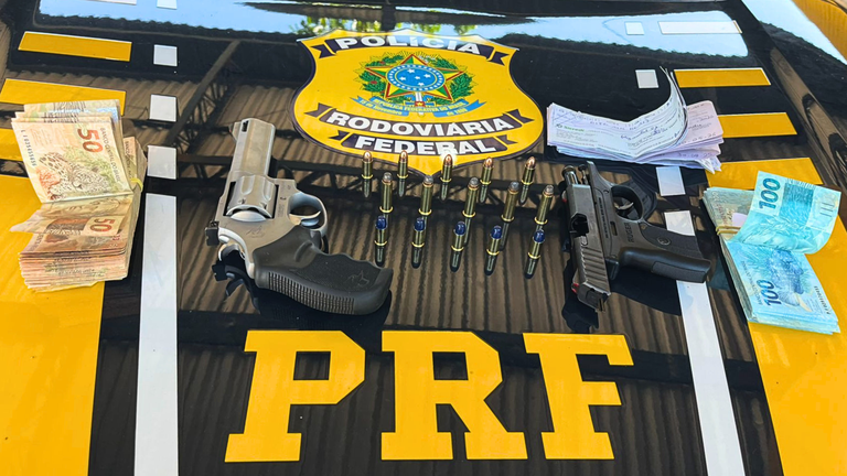 PRF apreende armas, munições e R$ 8 mil na BR-010