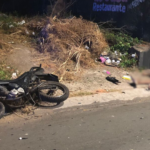 Motociclista morre após colidir contra um poste na avenida São Sebastião no bairro do Anil