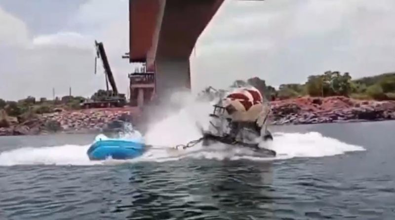 Carreta com ácido sulfúrico é retirada do Rio Tocantins em Estreito, nove meses após queda da ponte