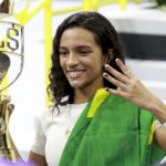 São Paulo (SP), 07/12/2025 – ESPORTE/SKATE/STREET/SLS – A brasileira Rayssa Leal comemora o tetracampeonato da Street League Skateboarding (SLS) em São Paulo, após vencer a final feminina da competição. A skatista sobe ao lugar mais alto do pódio diante do público presente, confirmando o favoritismo entre as principais atletas do skate mundial. A decisão aconteceu na capital paulista neste domingo, 7 de dezembro de 2025.