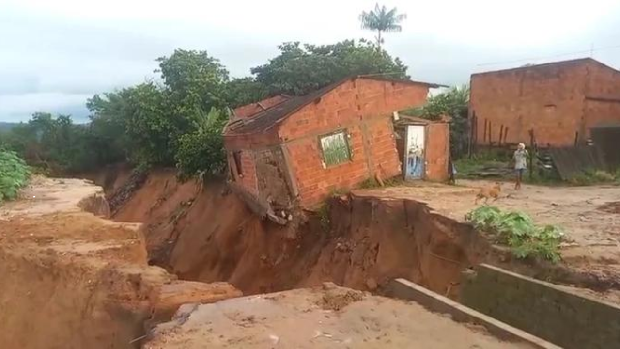 Casa é engolida por voçoroca após chuva em Grajaú
