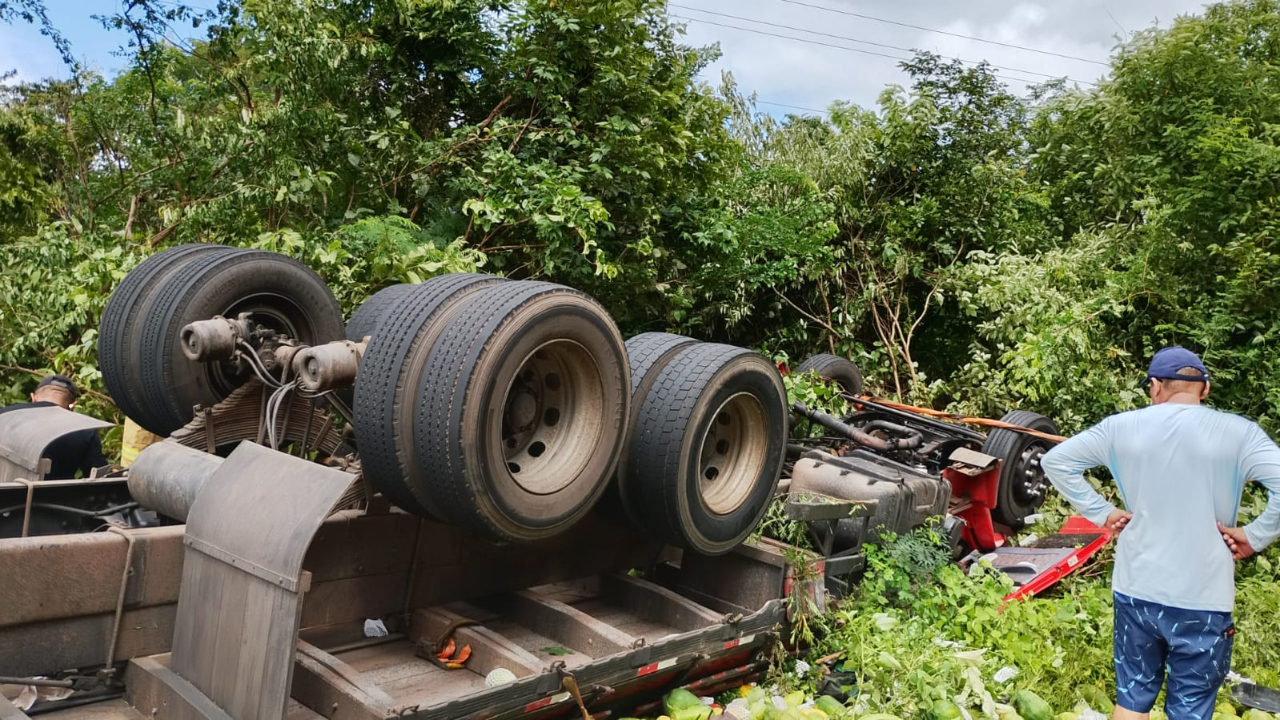 Motorista morre após caminhão tombar na BR-402; PRF encontra 41 comprimidos de rebite na cabine