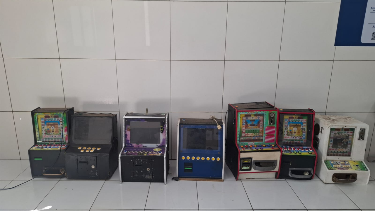 Polícia Civil prende três pessoas por exploração de jogos de azar e apreende caça-níqueis em Timon