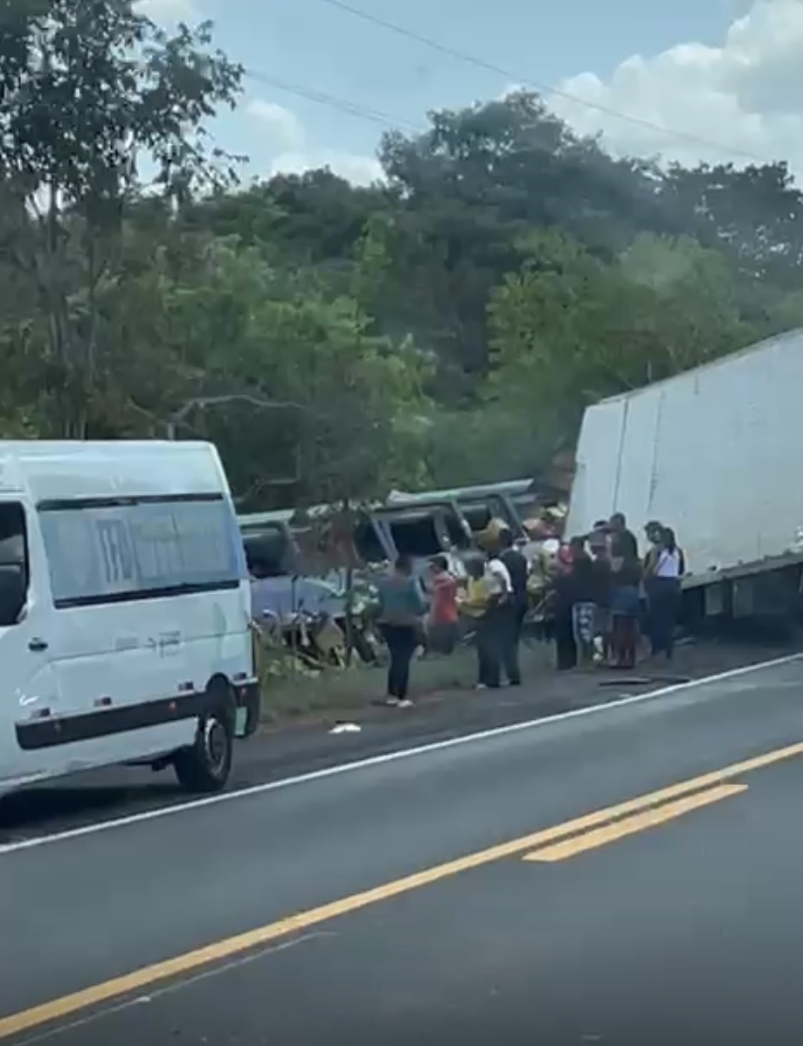 Colisão entre ônibus e caminhão-baú deixa trânsito em alerta na BR-316, no Maranhão