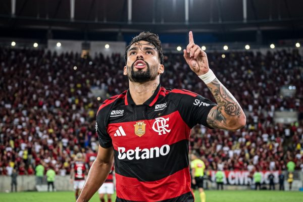 Mais caro do Brasil, Lucas Paquetá ganha papel de “12º jogador” e vira trunfo multifunções no Flamengo