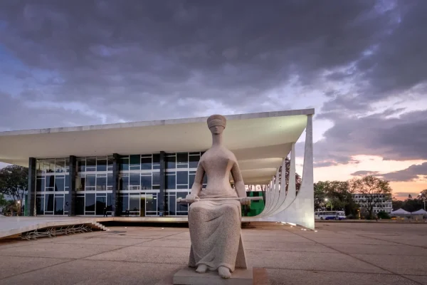 Uma década de tensões: especialista mapeia rota até crise atual do STF