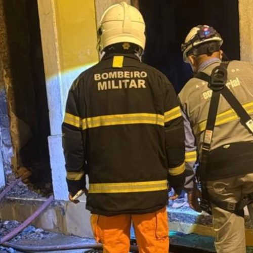 Incêndio atinge lojas no entorno do Mercado das Tulhas e destrói parte de casarão no Centro Histórico de São Luís