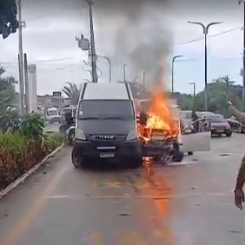 Carro pega fogo ao colidir com van na Avenida dos Franceses