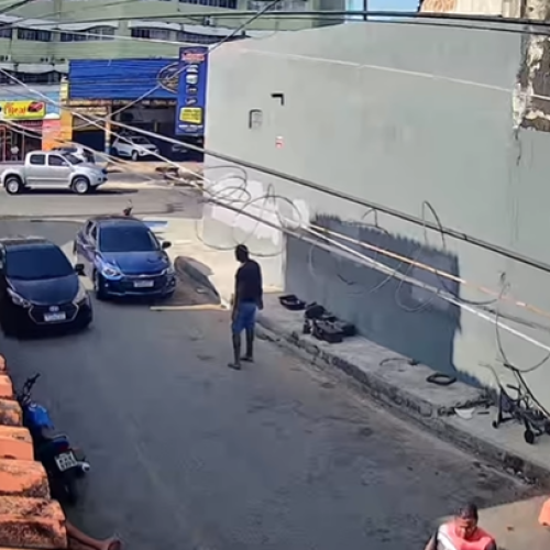 Suspeitos em carro preto efetuam disparos em via conhecida como “Buraco Cheiroso”; vítima foi socorrida