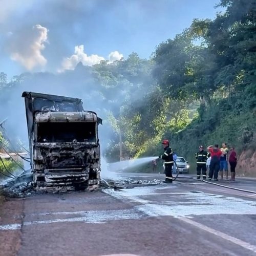 Carreta pega fogo e interdita BR-222