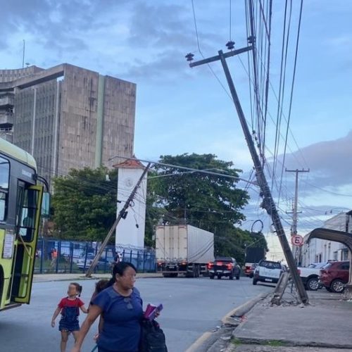 Caminhão causa congestionamento ao arrastar fios elétricos e derrubar postes em São Luís