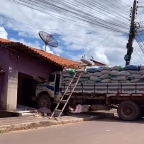 Caminhão invade casa em Zé Doca
