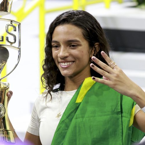 São Paulo (SP), 07/12/2025 – ESPORTE/SKATE/STREET/SLS – A brasileira Rayssa Leal comemora o tetracampeonato da Street League Skateboarding (SLS) em São Paulo, após vencer a final feminina da competição. A skatista sobe ao lugar mais alto do pódio diante do público presente, confirmando o favoritismo entre as principais atletas do skate mundial. A decisão aconteceu na capital paulista neste domingo, 7 de dezembro de 2025.