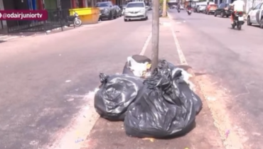 Acúmulo de lixo na avenida Contorno Sul preocupa moradores do Cohatrac