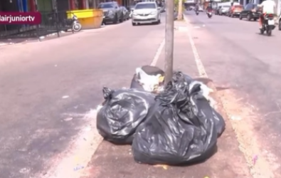 Acúmulo de lixo na avenida Contorno Sul preocupa moradores do Cohatrac